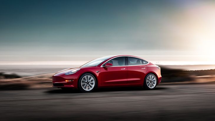 Tesla Model 3 kosztuje od 35 do 78 tys. dolarów.