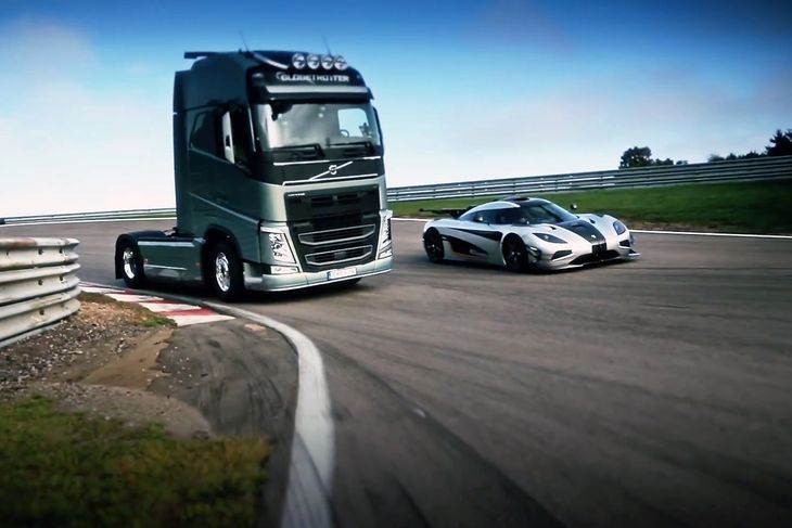 Zobacz wyścig ciężarówka Volvo FH vs Koenigsegg One1