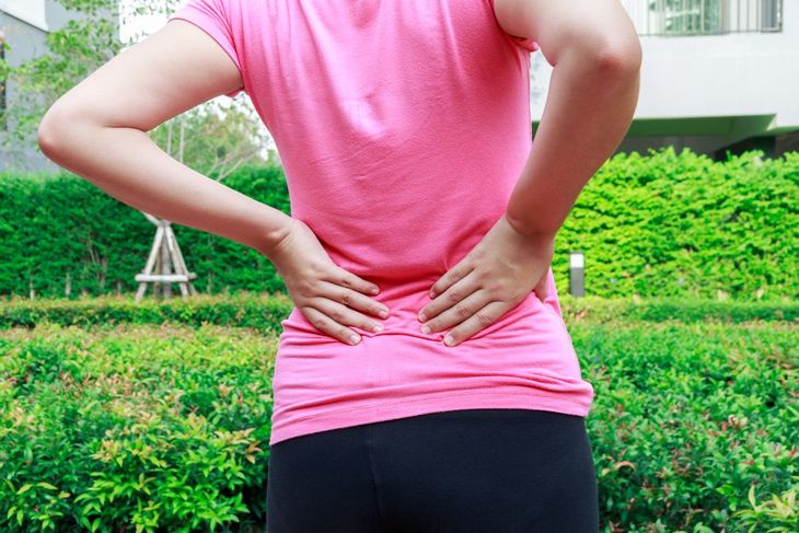 Kobieta uskarżająca się na ból pleców (zdjęcie ilustracyjne)