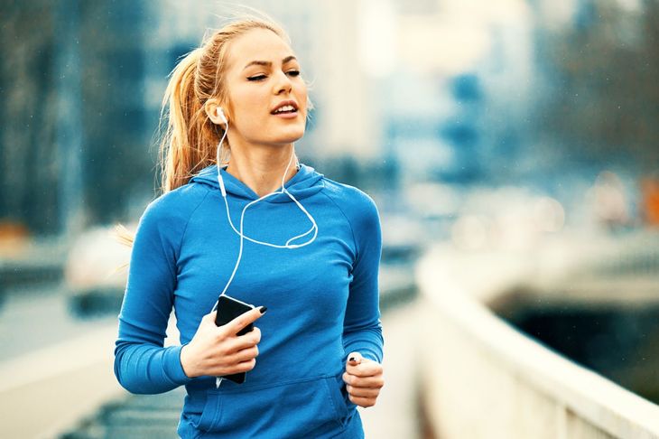 Na zdjęciu: biegaczka słuchająca muzyki