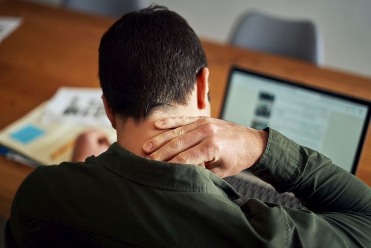 Ból karku i szyi to zmora osób pracujących przy komputerze