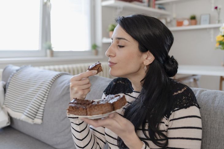 Na zdjęciu: kobieta zajadająca się ciastem