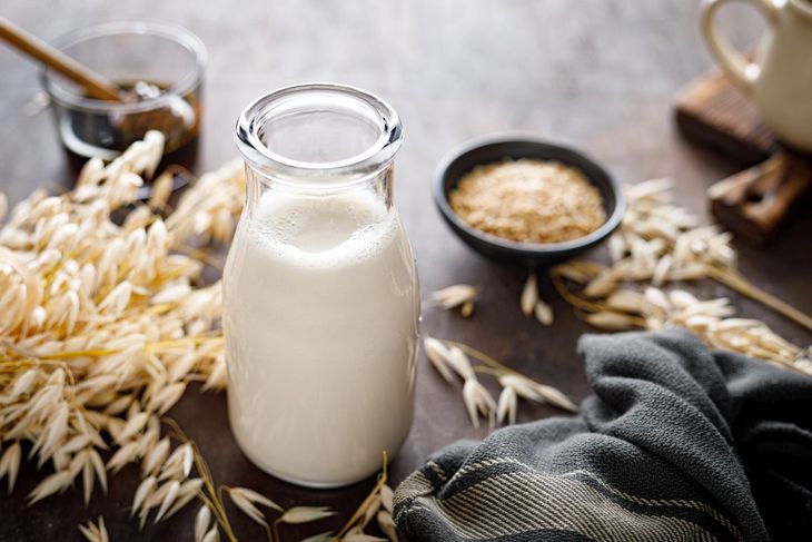 Na diecie bezmlecznej można spożywać mleko roślinne - np. owsiane