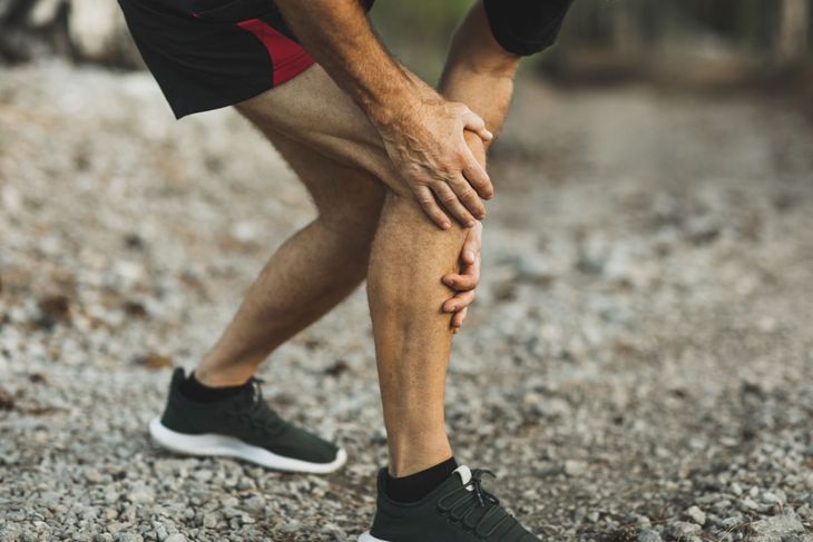 Na zdjęciu: sportowiec cierpiący na ból kolana