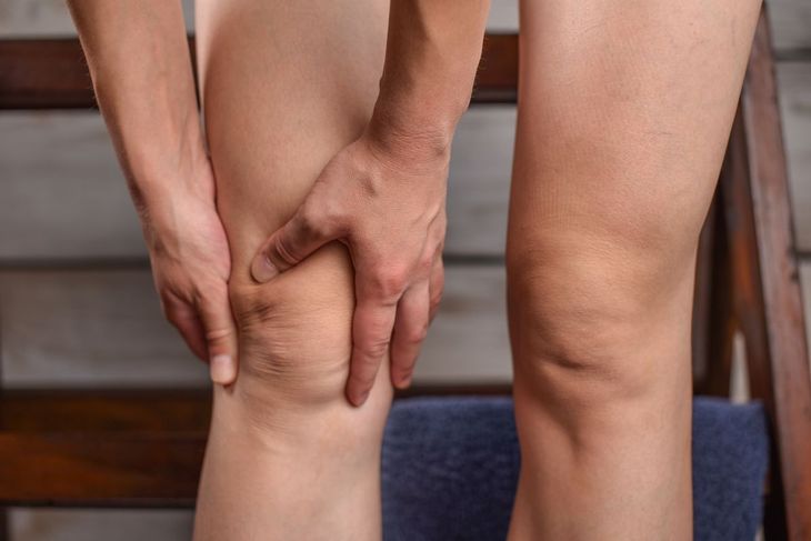 Kobieta z bolącym kolanem