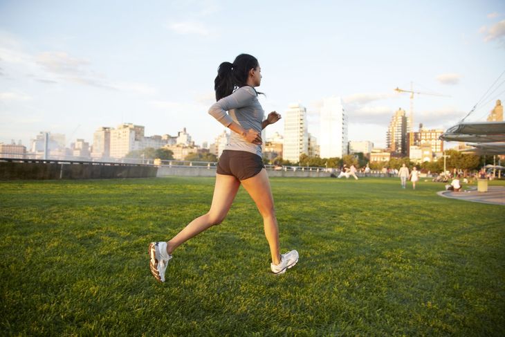 Na zdjęciu: kobieta biegająca w parku
