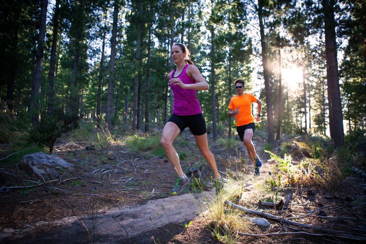 Kobieta i mężczyzna biegający w lesie