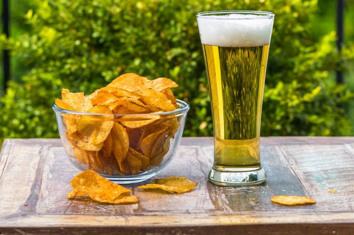 Piwo i chipsy to klasyczne puste kalorie