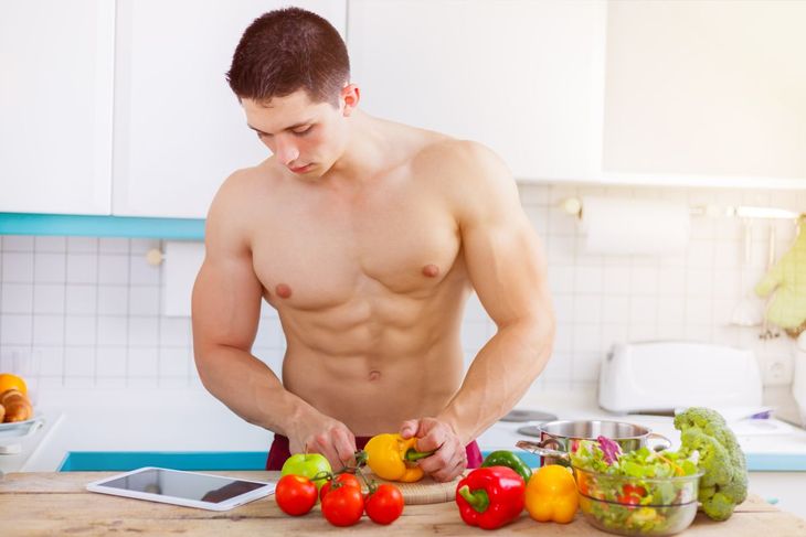 Sportowiec weganin przygotowujący posiłek z warzyw i owoców