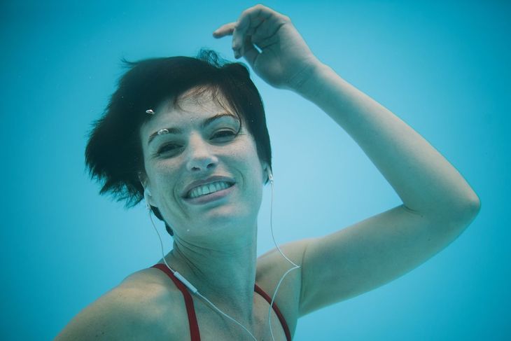 Słuchawki do pływania mogą być przewodowe lub bezprzewodowe