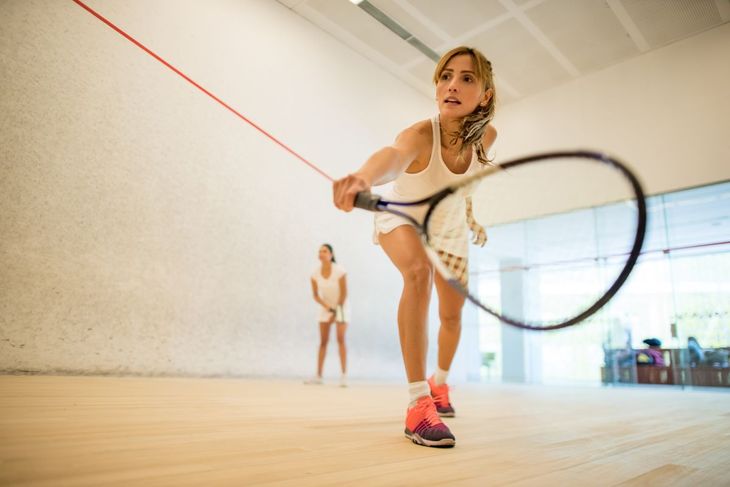 Kobieta grająca w squasha