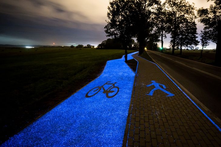 Ścieżka rowerowa świecąca w ciemności