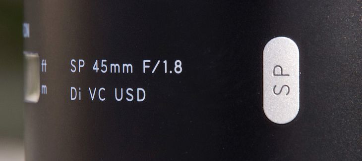 45 mm, mniam! Już o tym na blogu wspominałem, ale powtórzę: bardzo lubię fotografować takimi skróconymi standardami, o ogniskowej zbliżonej do „normalnej” 43 mm, a nie do typowej 50 mm. Testowany tu obiektyw, wraz z jednocześnie zaprezentowanym 35/1,8, należą do nowej linii tamronowskiej serii SP (Super Performance). Wyróżnia je wzornictwo, co widać na zdjęciach, ale istotniejsza ma być zdolność pełnego wykorzystywania możliwości przetworników obrazu liczących nawet 50 mln pikseli. „Czterdziestkapiątka” dostępna jest z mocowaniami do Canona i Nikona, a w niedalekiej przyszłości pojawi się także wersja z bagnetem Sony A.
© Paweł Baldwin