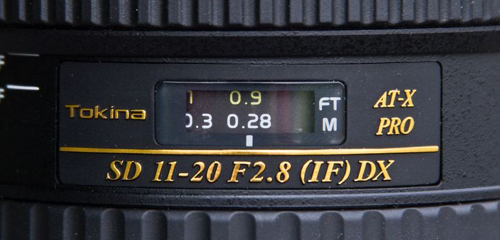 Konstruktorom udało się zapewnić bardzo niedużą minimalną odległość fotografowania wynoszącą 28 cm. To oznacza, że fotografowany obiekt znajduje się zaledwie 10 cm od przodu osłony przeciwsłonecznej. Maksymalna skala odwzorowania nie jest jednak duża, bo przecież mamy do czynienia z optyką szerokokątną. Najwyższe osiągane powiększenie obrazu wynosi 1:8,6 (czyli niecałe 0,12), ale przecież nikt tym obiektywem nie będzie przymierzał się do makro.
© Paweł Baldwin