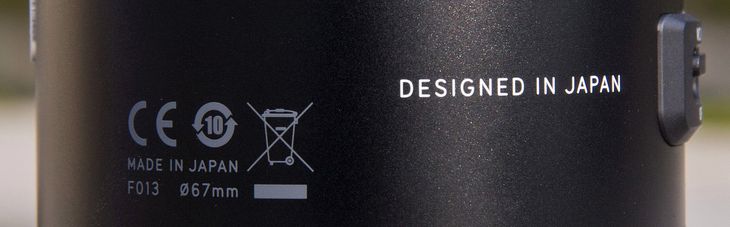 Czytając napis „Designed in Japan”, niemal każdy znawca sprzętu fotograficznego od razu dopowiada sobie: czyli made in Vietnam, China, czy inna Tajlandia. Do takich kłamstewek, czy też manipulacji przyzwyczailiśmy się już. Ale Tamron pokazuje, że może być inaczej. Ta „czterdziestkapiątka” została nie tylko zaprojektowana w Japonii, ale tam również wyprodukowana.
© Paweł Baldwin