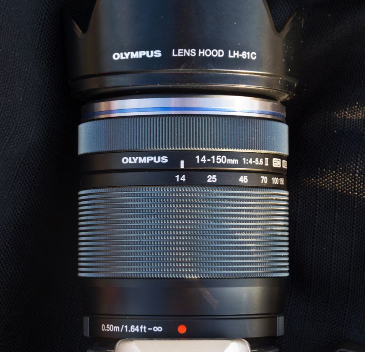 M.ZUIKO DIGITAL ED 14-150mm 1:4.0 5.6 II – tak formalnie nazywa się ten obiektyw. Tu, na zdjęciu dobrze widać nowe
wzornictwo, podciągnięte do tego, które obowiązuje obecnie w optyce Olympusa. „Kwadratowo” moletowany pierścień zooma obraca się jednak trochę za ciężko na początku ruchu, choć przyznaję mu plus za nieduży zakres obrotu – zaledwie ok. 90 stopni.
© Paweł Baldwin