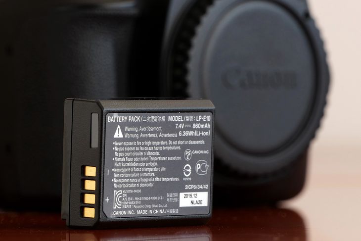 Akumulator niby nieduży, ale EOS 1300D zachwycił mnie swą znikomą prądożernością. Dobrych kilka godzin ciągłego fotografowania nie robi na akumulatorze żadnego wrażenia - wskaźnik naładowania nadal pokazuje „100%”. To miła niespodzianka, zwłaszcza po niedawnym teście, w którym brał udział Olympus E-M10 II, który lubił sobie z akumulatora zdrowo pociągnąć. Przyznaję, że fotografując Canonem, niewiele korzystałem z Live View, a jeszcze mniej filmowałem. Niemniej i tak jest to jedna z niewielu napotkanych ostatnio przeze mnie cyfrówek, którą gotów byłbym zabrać na cały dzień zdjęciowy z jednym zaledwie akumulatorem.
