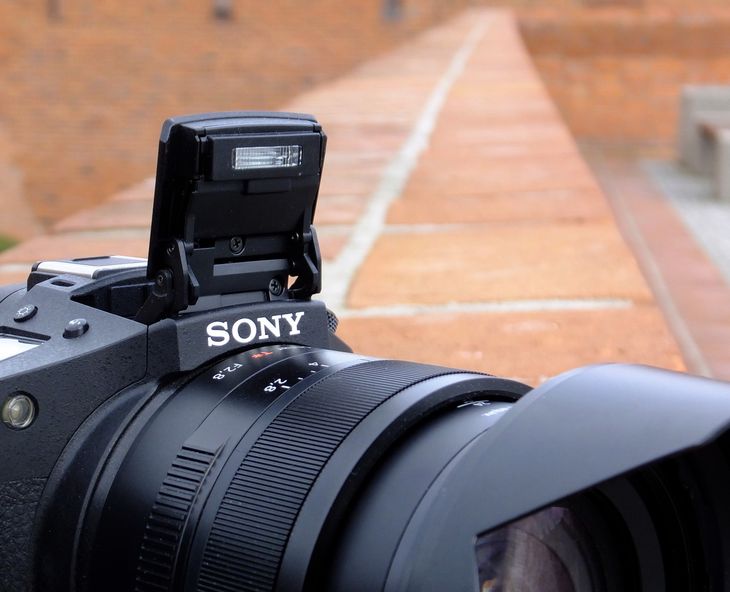RX10 II oczywiście ma stopkę dla zewnętrznych fleszy, lecz i wbudowanego mu nie brakuje. Śmiesznie on wygląda, nie tylko ze względu na rozmiary, ale też nieznaczne wysunięcie do góry. Jednym słowem, zasłanianie jego światła przez obiektyw jest gwarantowane. A figa, wcale nie! Aż sam się zdziwiłem, gdy po zdjęciu osłony przeciwsłonecznej, dla 24 mm w dole kadru nie było ani śladu cienia. Z osłoną owszem – z nią wymaganie jest użycie ogniskowej 50 mm lub dłuższej.
© Paweł Baldwin