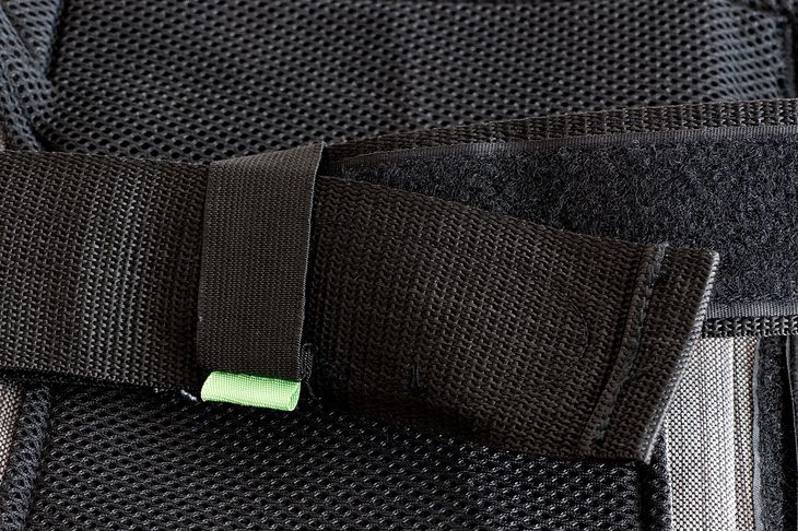 Pas ma sporą regulację długości i pozwala opasać osoby o obwodzie bioder z zakresu mniej więcej 75 – 110 cm. W znacznej części tego zakresu, by wolny koniec pasa nie dyndał luźno, można go przyczepić rzepem. Jeśli – u chudzielców – wolny koniec staje się naprawdę długi, do przymocowania wykorzystujemy elastyczną opaskę. W sytuacji przeciwnej, czyli gdy pasa nie starcza, z pomocą przychodzi opcjonalny jego przedłużacz. To, kolejny już, element torby świadczący o tym, że jej konstrukcja została bardzo dobrze przemyślana.