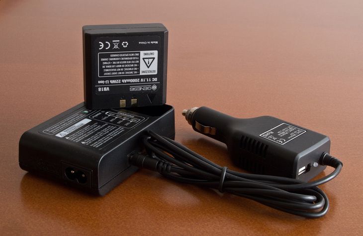 Ładowarka pozwala na podłączenie nie tylko do sieci 220 V, ale również do gniazda zapalniczki w samochodzie. Jednak w tym celu musimy dokupić odpowiedni adapter. Nie jest to zwykły kabelek z dwiema wtyczkami, a przetwornica 12→5 V. Ponieważ ładowanie tym sposobem trwa 4 h, a z 220 V tylko 2,5 h, lepszym rozwiązaniem jest przetwornica 12→220V. Na ładowarkach zamiast napisów podawanych typowo, czyli po angielsku, chińsku, niemiecku i np. francusku, mamy tylko angielski i polski. Miłe!
© Paweł Baldwin