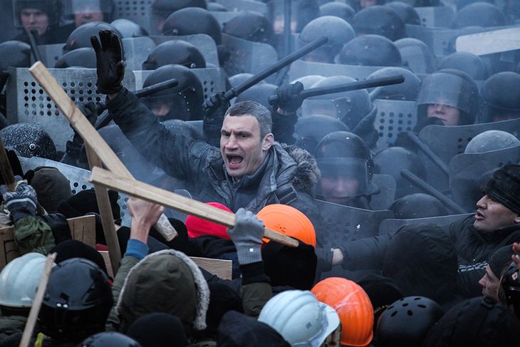II miejsce w kategorii Wydarzenia, zdjęcie pojedyncze. Witalij Kliczko usiłujący rozdzielić protestujących uczestników Majdanu i milicję podczas walk na barykadzie na ulicy Hruszczewskiego. Kijów (Ukraina), 19 stycznia 2014 r.