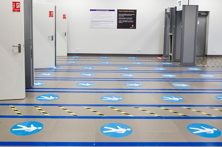 III miejsce w kategorii Życie codzienne, fotoreportaż.
Oficjalne otwarcie centrum logistyczno-magazynowego Amazon w Sadach pod Poznaniem. Światowy gigant w branży handlu internetowego po raz pierwszy zainwestował w Polsce. W dwóch takich centrach w Polsce (drugie znajduje się pod Wrocławiem) Amazon stworzył ok. 10 tys. nowych miejsc pracy.
Poznań-Sady (Polska), 29 października 2014 r.