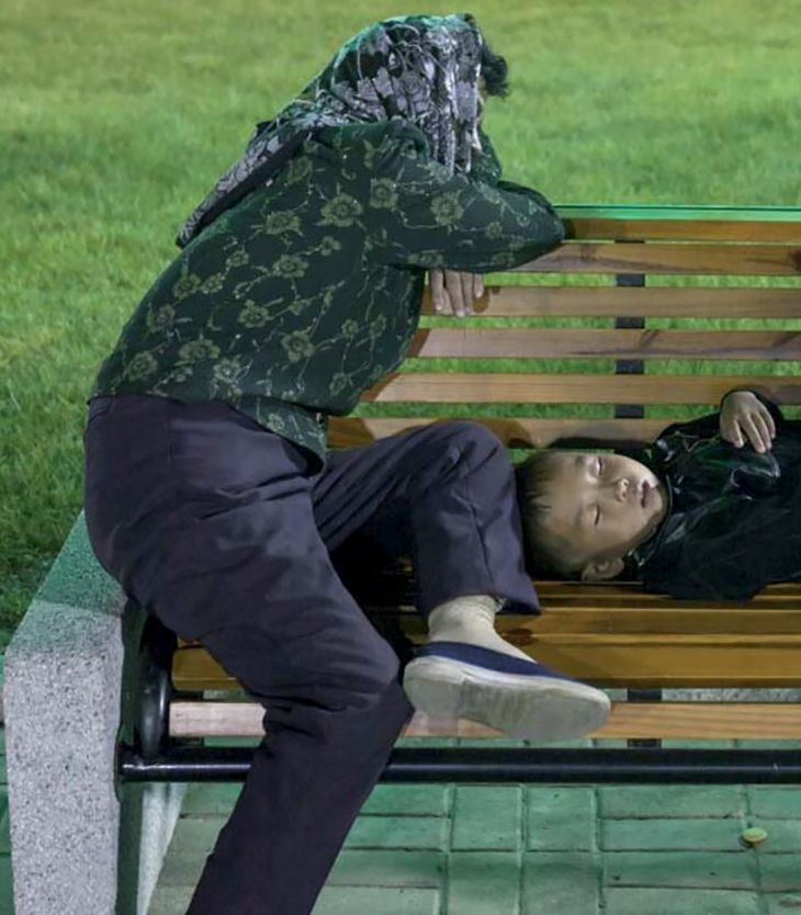 Matka z dzieckiem odpoczywali na ławce. Fotograf został poproszony o usunięcie zdjęcia, by nikt nie pomyślał, że są to bezdomni.