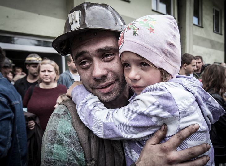 II miejsce w kategorii Portret, fotoreportaż.
Podziemny protest zdeterminowanych górników z KWK Kazimierz-Juliusz, którzy spędzili pod ziemią 5 dni, domagając się m.in. wypłaty zaległych wynagrodzeń i przedłużenia żywotności kopalni. Na powierzchni czekały dopingujące ich rodziny, żony i dzieci. 27 września 2014 r. doszło do porozumienia z przedstawicielami rządu.
Sosnowiec (Polska), 26-27 września 2014 r.