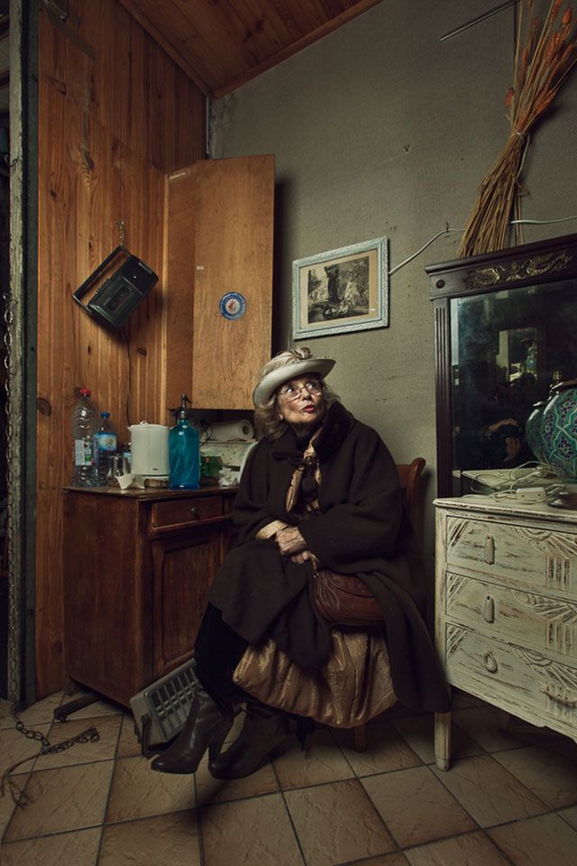 Lily
Specjalizacja: art deco
Na targu: od bardzo dawna
Poprzednie zajęcie: sekretarka
Gdy Lily zaczynała antyki były niesłychanie popularne. Jej własne zamiłowanie do przedmiotów z duszą najprawdopodobniej odziedziczyła po dziadku który był kolekcjonerem.