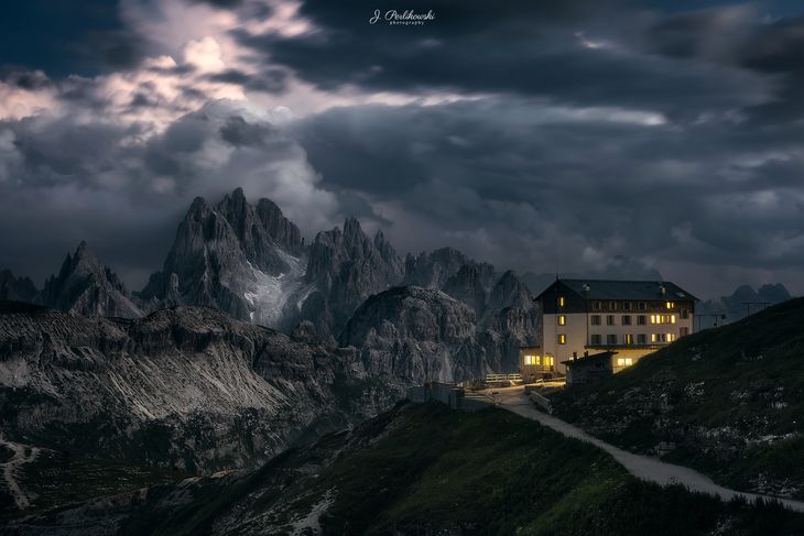 Zdjęcie z Rifugio Auronzo pokazuje, jak ważne jest szczęście w fotografowaniu krajobrazu. Podczas mojej pierwszej wycieczki dookoła Tre Cime rozpętała się potężna burza. Dzięki niej mogłem uchwycić włoskie schronisko na tle groźnie wyglądającego masywu Cadini di Misurina rozświetlonego odległymi błyskami przetaczającej się burzy.