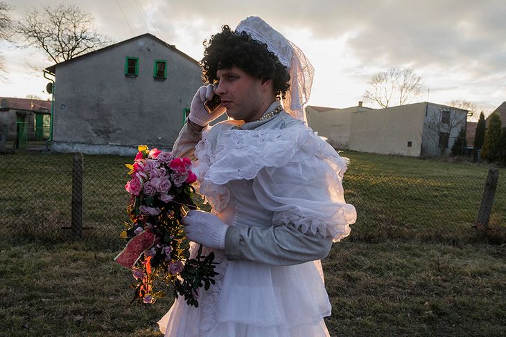 III miejsce w kategorii Kultura i Sztuka, fotoreportaż.
Wodzenie bera. Zwyczaj wziął się od Józefa Lompy, który jako pierwszy wspominał o gatunkach niedźwiedzi na Górnym Śląsku. Od 1994 r. obchodzony jest w Kopienicy, gdzie barwny korowód z grupą grajków obchodzi tutejsze domy, by świętować ostatki. Miś dobrze ugoszczony przynosi szczęście na cały rok tym, którzy zaproszą go do siebie. Kopienica (Polska), 1 marca 2014 r.