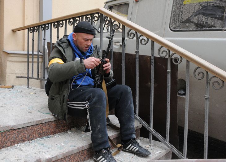 Charków, Ukraina: 1 marca 2022 r. - Przedstawiciel obrony na schodach budynku po atakach rakietowych rosyjskich okupantów.