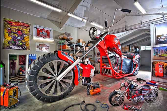 Włoch zbudował motocykl, który miał 5,1 metra wysokości, 10,03 metra długości, 2,5 metra szerokości i ważył około 5 ton. Wykorzystany silnik to 5,7-litrowy V8 dający moc 280 koni mechanicznych i pracujący w zakresie 3 biegów. Jego zbudowanie zajęło zaledwie pół roku.
Fabio przejechał pojazdem 100 metrów 24 marca 2012 roku w Montecchio Emilia we Włoszech.