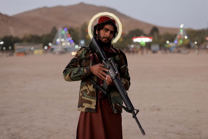 8.10.2021 r., Afganistan. Talibański bojownik Mostashhed z prowincji Wardak odwiedził Kabul po raz pierwszy w życiu.