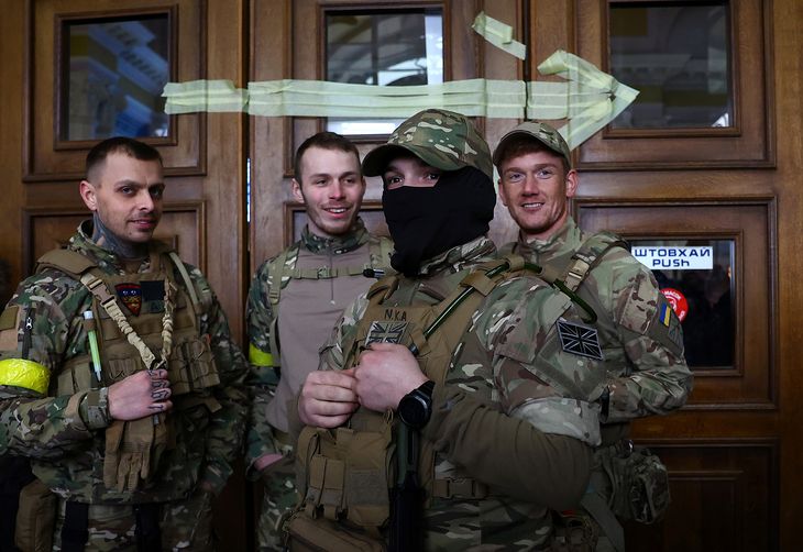 Ochotnicy z Wielkiej Brytanii chcą dołączyć do ukraińskiej armii.
