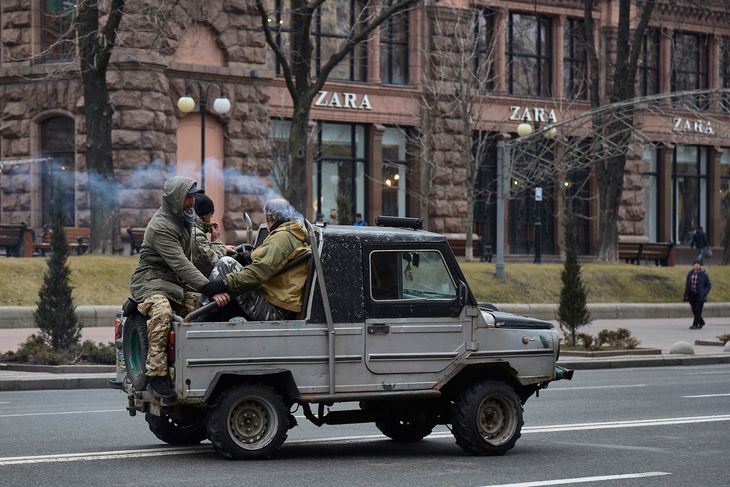 Ochotnicy gromadzący się na pozycjach obronnych w Kijowie.