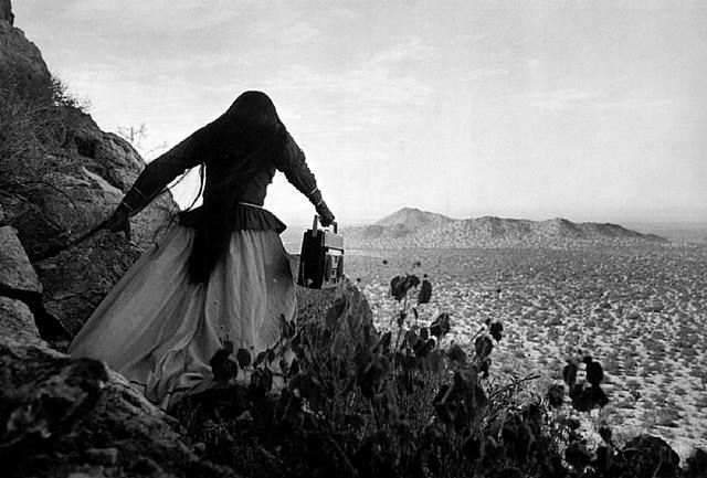 "Kobieta - Anioł" - Indianka Seri na pustyni Sonora © Graciela Iturbide