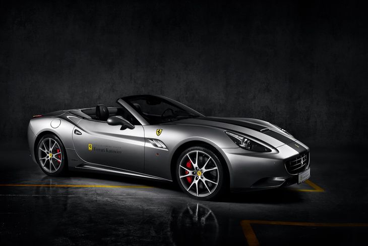 To Ferrari posłuży nam jako przykład. Ogniskowa jaką użyłem to 45 mm. Nie jest całkowicie neutralną ogniskową, przód jest trochę uwypuklony, jednak nie na tyle, by przeszkadzać. Raczej trochę podkreśla muskulaturę przednich błotników. A dlaczego nie użyłem dłuższej ogniskowej? To proste. Doszedłem do ściany i dalej nie mogłem już się cofnąć :)
Canon 1Ds mk3 Canon Ef 24-105/4 L IS (45 mm), 1/160 s, f/11, ISO 100