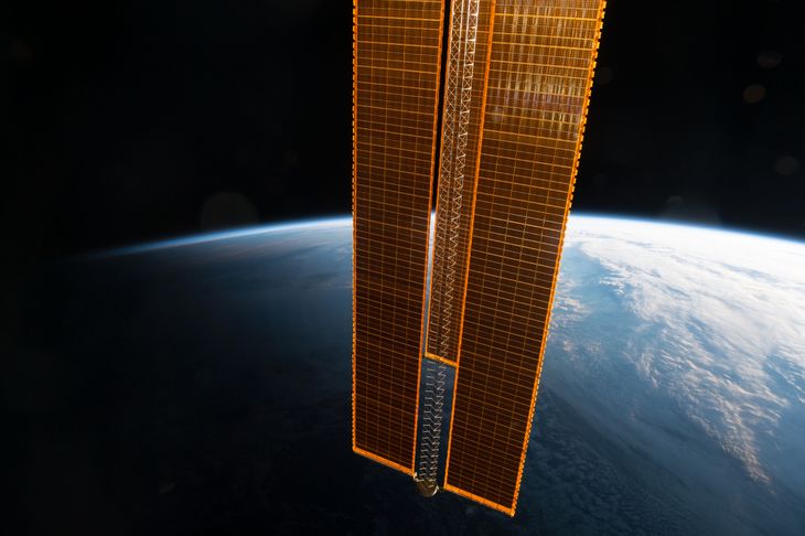 Panel solarny ISS na tle Ziemi