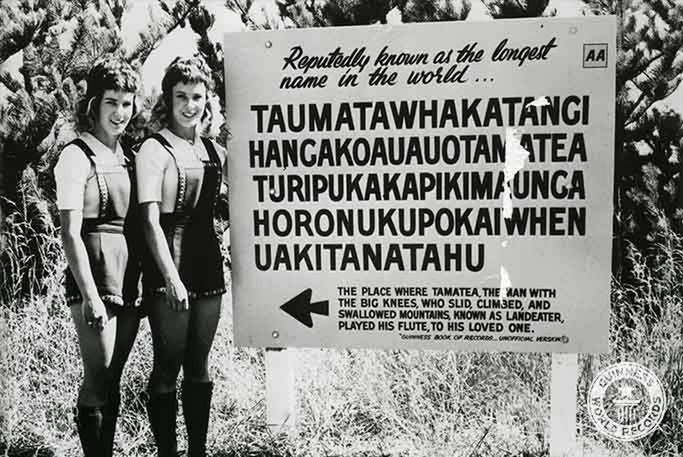 "Taumatawhakatangihangakoauauotamateaturipukakapikimaungahoronukupokaiwhenuakitanatahu" to najdłuższa nazwa miejscowości i składa się z 85 liter. Znajduje się ona w Nowej Zelandii, a oznacza tyle, co: "Miejsce, w którym Tamatea, mężczyzna z wielkimi kolanami, znany jako ziemiożerca, który przejechał po górach, wspiął się na nie i je połknął, grał na flecie dla ukochanej".