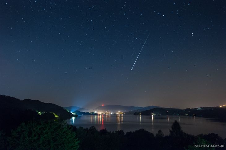 Bolid z roju Perseidów sfotografowany 03.08.2014 r. nad Jeziorem Rożnowskim.
