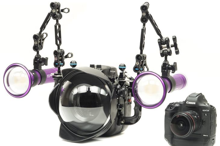 Tak wygląda Canon EOS-1D X Mark II w obudowie podwodnej, przeznaczonej do ujęć szerokokątnych.