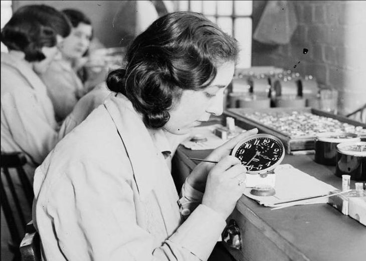 Radium girls podczas pracy w fabryce zegarków