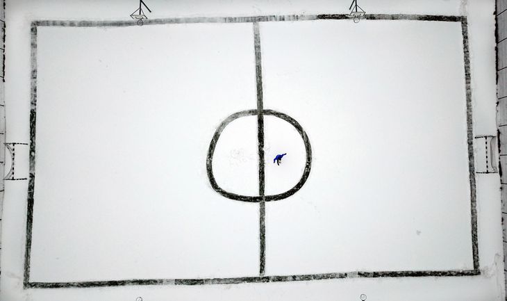 Puck. Kamil Drzewucki, założyciel pierwszej w Polsce szkoły trików piłkarskich, freestyler futbolowy. Nawet zima nie odstrasza go od codziennego treningu i nauki nowych trików. 2 marca 2018