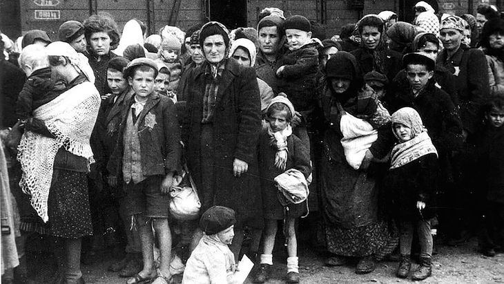 Żydzi z Węgier przywiezieni transportem kolejowym do Auschwitz w maju 1944 roku. Większość z tych osób została zamordowana tego samego dnia.
