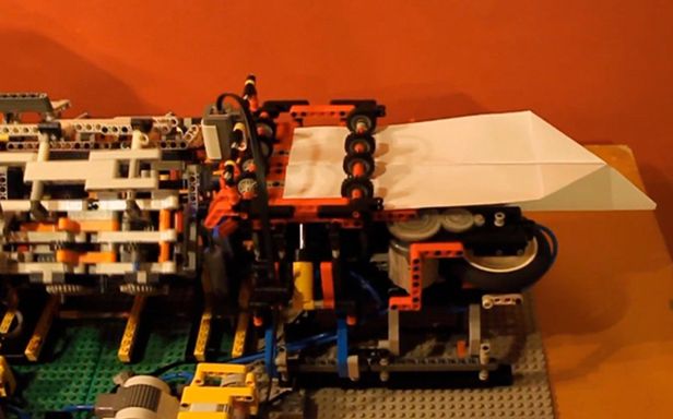 Wtf Dnia Szalony Robot Z Lego Składa Papierowe Samoloty I Nimi