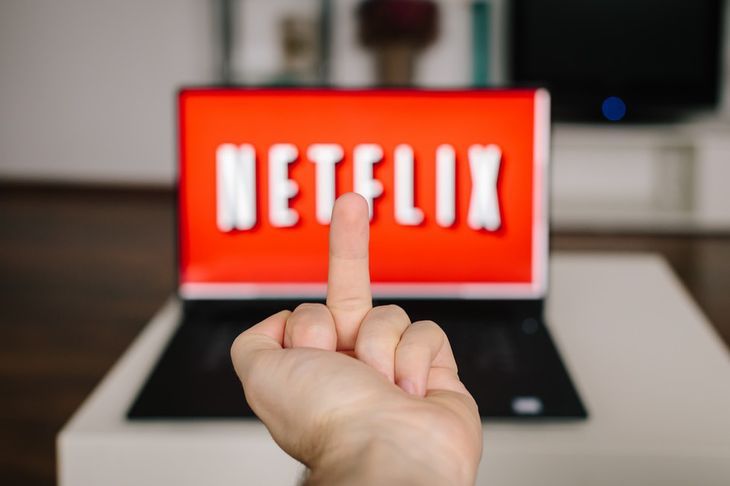 Zdjęcie środkowego palca na tle laptopa pochodzi z serwisu Shutterstock. Fot. lculig