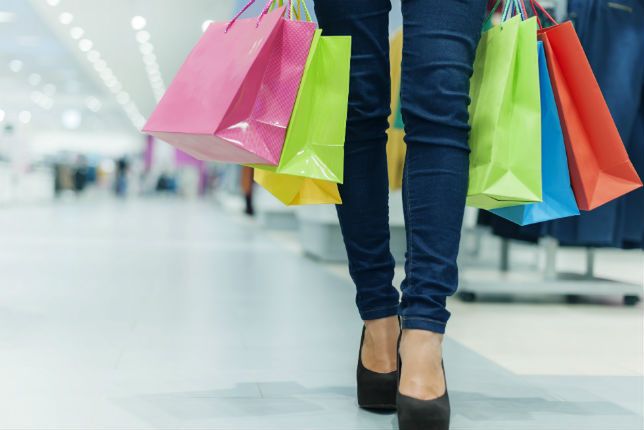 Zdjęcie dziewczyny na zakupach pochodzi z serwisu Shutterstock