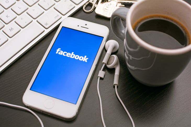 Zdjęcie Facebooka przy kawie pochodzi z serwisu Shutterstock, Fot. Twin Design