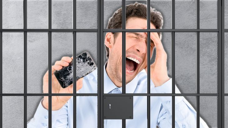 Zmodyfikowane zdjęcia: Businessman showing broken smartphone i Prison interior with dramatic light